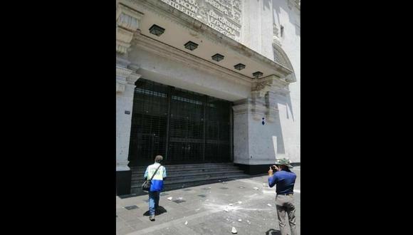 Arequipa: los objetos que cayeron de la fachada no lastimaron a los transeúntes que pasaban por el lugar. (Foto: Misti Digital)