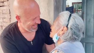 ¡Emotivo encuentro! Pastor cruzó medio mundo para encontrar a su niñera tras 45 años