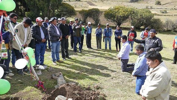 ​Comuneros en Huancavelica azotan a responsables de obra para que no quede inconclusa | FOTOS