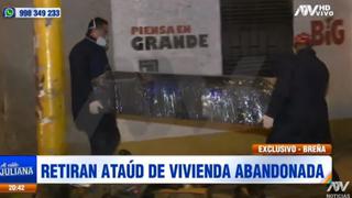 Abandonan ataúd con cadáver dentro de casa deshabitada | VIDEO