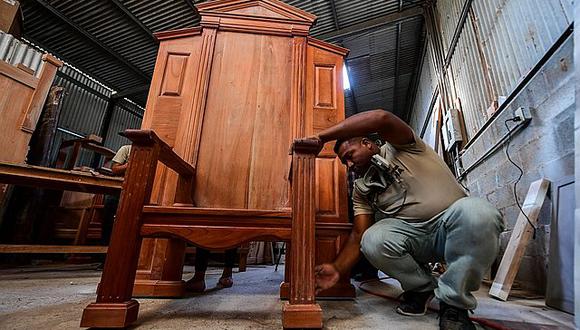 ​Construyen enorme silla de madera para visita del papa Francisco