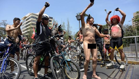 (FOTOS) Ciclistas desnudos pedalearon por toda la avenida Arequipa