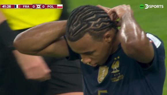 Jules Koundé jugó con collares el Francia vs. Polonia, algo prohibido por la IFAB. (Captura: DirecTV Sports)