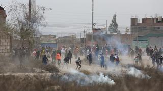 Arequipa: evacuan a pasajeros y cierran aeropuerto tras enfrentamientos entre manifestantes y policías 