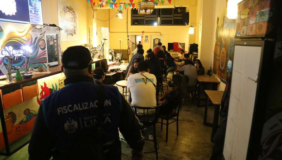 La Municipalidad de Lima detalló que agentes de Fiscalización y Serenazgo, en coordinación con la Policía Nacional, encontraron en los locales Chinkana y Craft cerca de 50 personas bebiendo licor. (Foto: MML)