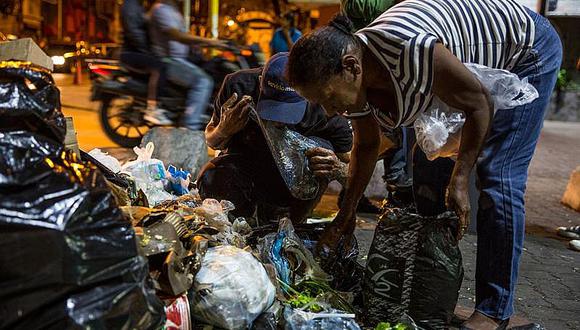 Venezuela: pelean por los alimentos que buscan entre la basura  