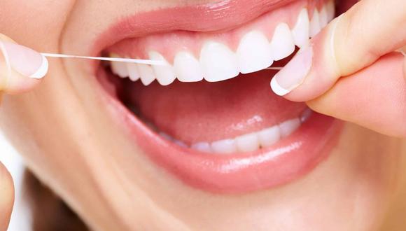 El cepillado no es suficiente para mantener la boca sana, también se requiere de técnicas como el hilo dental y el colutorio, al menos, una vez al día.
