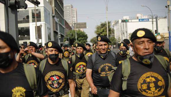 Reservistas del Ejército peruano marcharon por las calles del Centro de Lima exigiendo al Ejecutivo, beneficios a los excombatientes de la lucha contra el terrorismo. Fotos: joel Alonzo/ @photo.gec