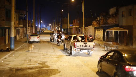 Callao: policía supervisa el inicio de la inmovilización social obligatoria y toque de queda tras la llegada de la segunda ola del Coronavirus al Perú. Medida se extenderá hasta el 15 de febrero.