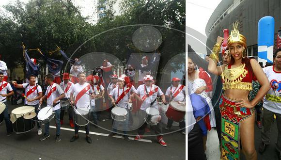 ​Hinchas alientan a la selección peruana fuera del Estadio Nacional (FOTOS)