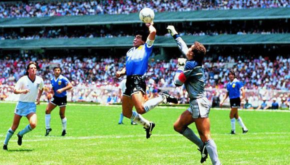 Maradona, el mejor jugador de fútbol de la historia, anota gol con la mano en 1986.