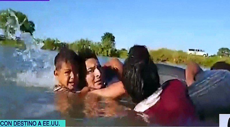 Familia arriesga sus vidas cruzando sobre cámara de llanta hacia EE.UU (VIDEO)