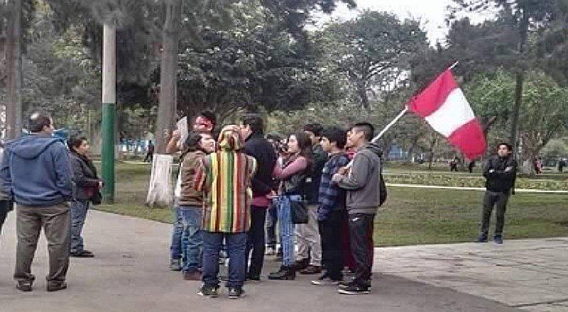 #NiUnoMenos: Convoca a marcha y solo van ¿diez personas? [FOTOS]