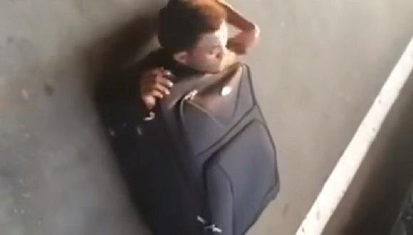 YouTube: Hombre africano intentó viajar en maleta y le pasó esto