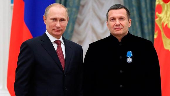 Vladimir Putin junto al periodista y presentador ruso Vladimir Soloviov, a quien se califica de “propagandista” del régimen y “homólogo ruso” del jerarca nazi Josef Goebbels, asesor del genocida nazi Adolf Hitler.
