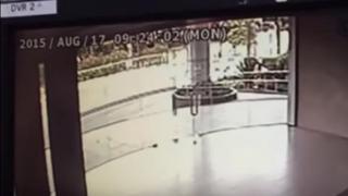 Youtube: 'Fantasma' destroza puerta de vidrio en Singapur y aterra