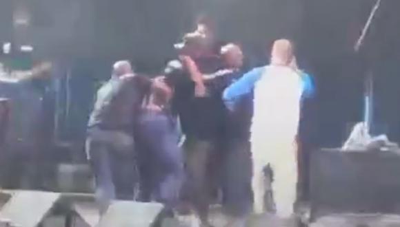'Residente' de Calle 13 golpea a fan en pleno concierto [VIDEO]