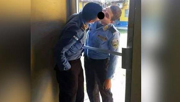 Policías se dan 'beso' en comisaría y los suspenden   