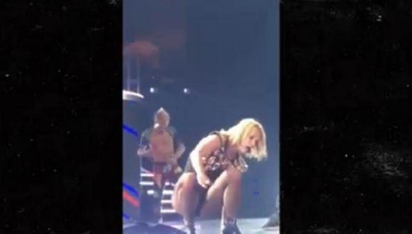 Britney Spears se cae en pleno concierto y sufre lesión [VIDEO]