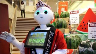 Anciano borracho agarra a patadas a robot en Japón 