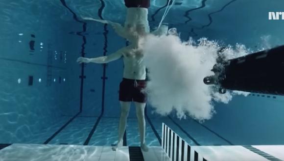 YouTube: Científico se dispara un fusil bajo el agua por un experimento [VIDEO]
