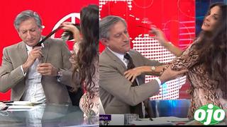 El gesto de incomodidad de Federico Salazar cuando Rebeca Escribens se abalanzó EN VIVO y le jaló la corbata 