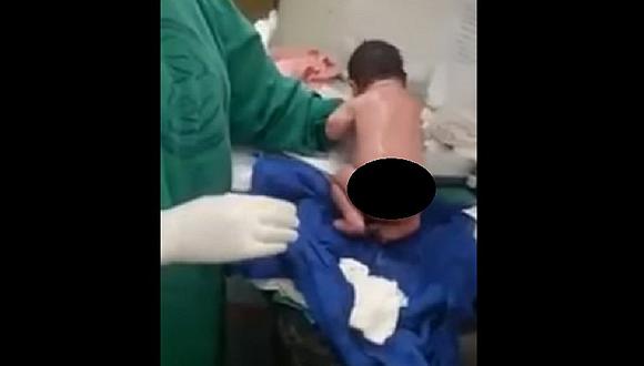 YouTube: recién nacido asombra al "caminar" mientras esperaba ser bañado (VIDEO)
