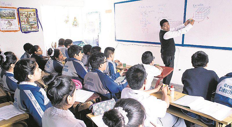 Premian con billetón a buenos docentes