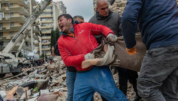 Un rescatista reacciona mientras lleva un cuerpo encontrado entre los escombros en Adana, Turquía, el 6 de febrero de 2023, después de que un terremoto de magnitud 7,8 azotara el sureste del país.(Foto de Can EROK / AFP).