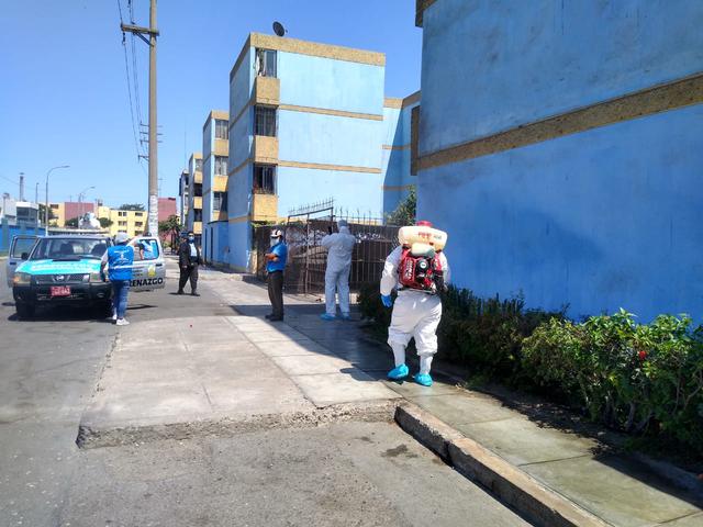 La gerente de la Red de Servicios Prestacionales Nivel I y II de EsSalud, Karim Contreras, enfatizó que serenos y personal de limpieza de la Municipalidad del Callao llegan al lugar para poner el orden y desinfectar constantemente la zona. (Foto EsSalud)