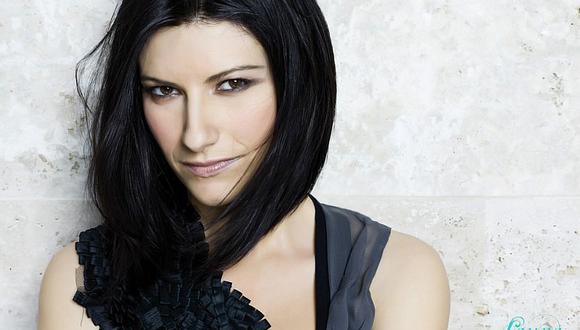 Laura Pausini casa a una pareja gay en concierto