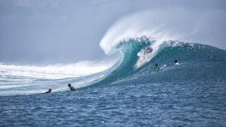 Surfistas se llevaron el susto de sus vidas al colisionar en una ola gigante