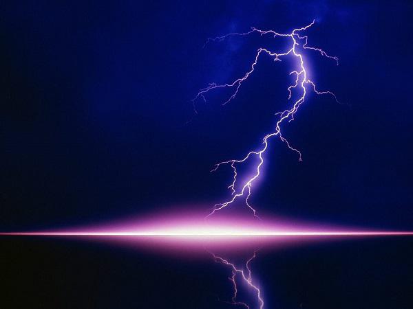 Japón: Captan momento en que un rayo impacta a tren en movimiento [VIDEO]