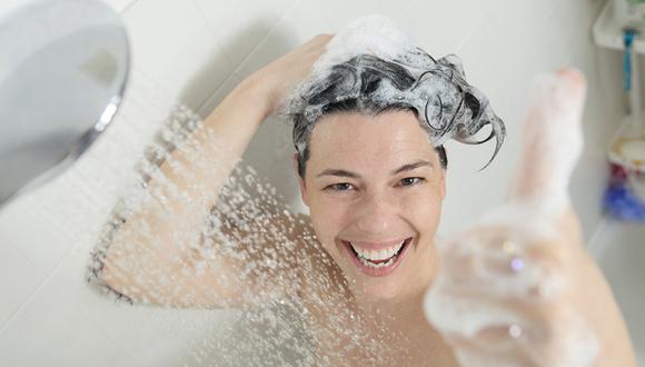 Juan Diego Teo, especialista en belleza, recomienda lavarse el cabello con agua tibia porque si está demasiado caliente puede alterar la piel del cuero cabelludo. (Getty Images) (Foto: Shutterstock)