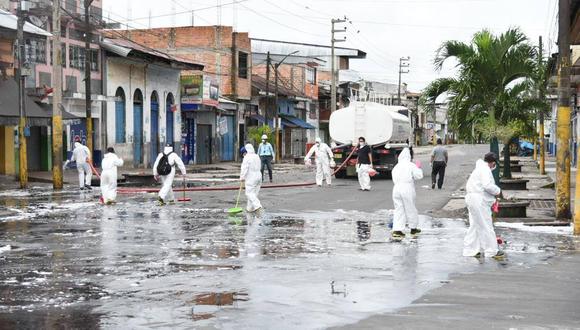 Loreto. En jueves santo, los trabajadores de limpieza del Gobierno Regional desinfectaron la Plaza de Armas, calles aledañas y mercados. (Gobierno Regional de Loreto)