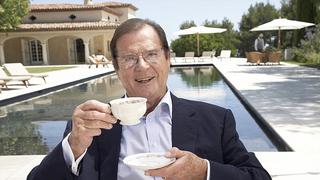 "Daily Mail" indemniza a Roger Moore tras acusarlo de "manosear" a una joven 