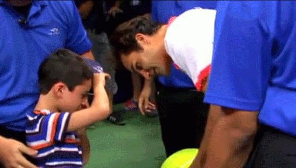 Roger Federer salva a niño de ser aplastado por sus fans [VIDEO]  