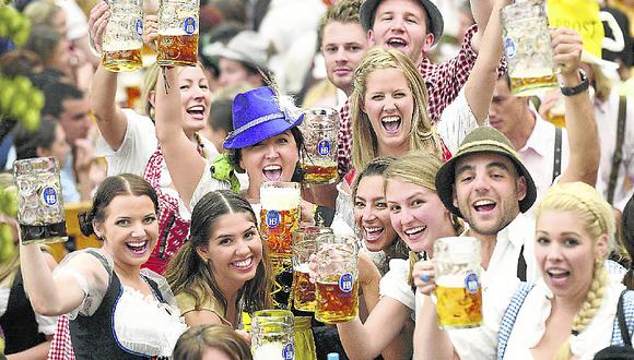 Alemania se baña en cerveza con el inicio del oktoberfest.