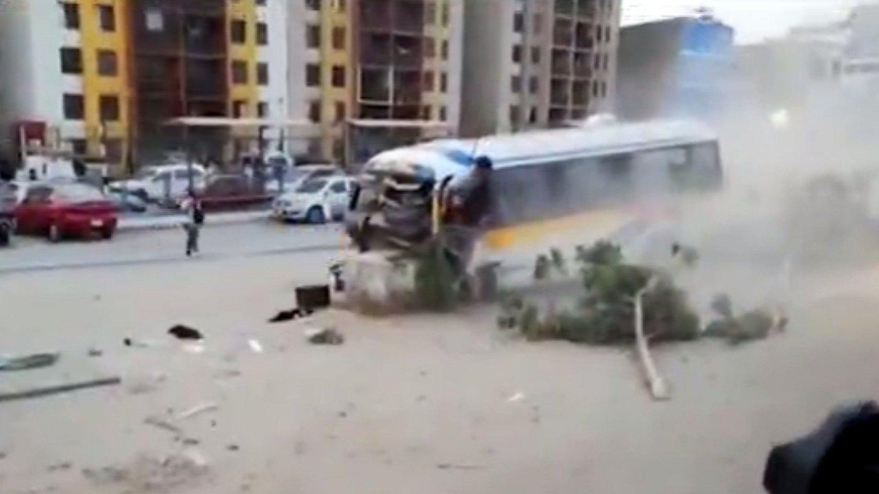 Cúster se despista en Los Olivos dejando 15 heridos y el chofer huyó junto al cobrador (VIDEO)