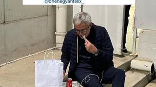 Mourinho aparece comiendo en el piso, pero bastante feliz, y se volvió viral