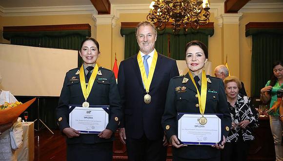 Miraflores entrega medallas de honor al mérito a dos primeras generales