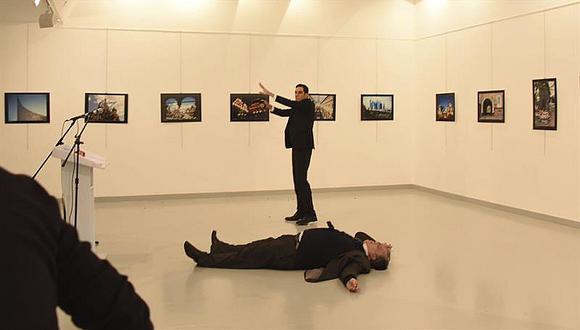 Turquía: Policía asesina a embajador ruso de un disparo de bala por la espalda