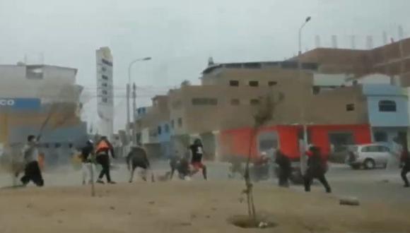 Enfrentamiento entre mototaxistas informales y fiscalizadores deja un herido. (Captura: América Noticias)