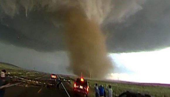 YouTube: Graban impactantes imágenes de feroz tornado  [VIDEO]