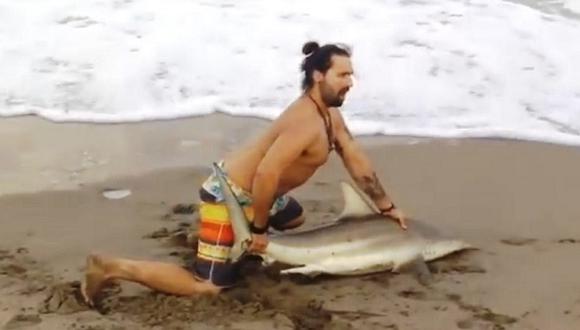 ​YouTube: saca tiburón del agua para tomarse un 'selfie' [VIDEO]