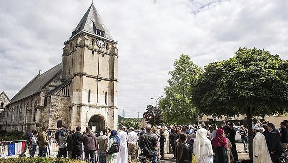 Cristianos y musulmanes rinden homenaje a cura que fue degollado 