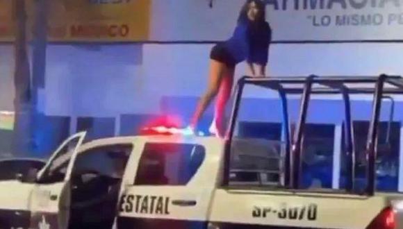 Mujer se sube a techo de patrullero y baila "reggaeton" (VIDEO)