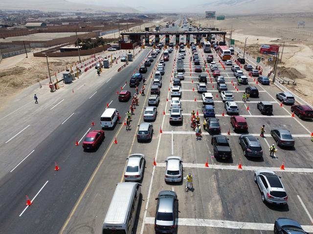 Cientos de vehículos salen de la capital con destino al interior del país, a través de la Panamericana Sur y Norte. Foto: GEC