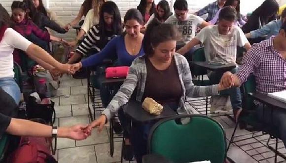 Facebook: alumnos rezan antes de examen final para pasar curso (VIDEO) 