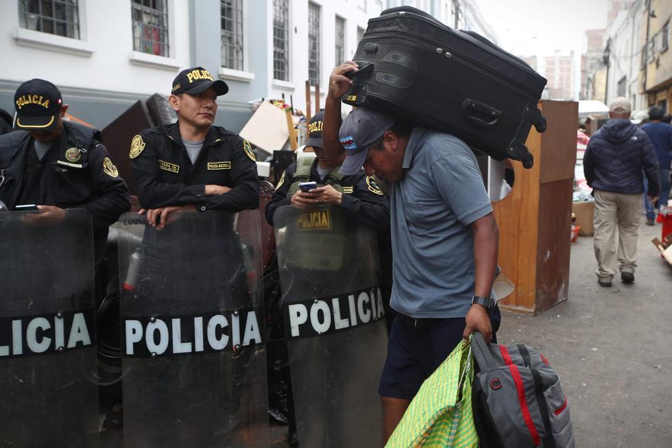 Policía Nacional desaloja a 80 familias de quinta en Cercado de Lima